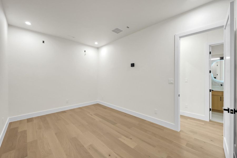 Spacious, unfurnished interior of a new home in , Willis (Image 19).
