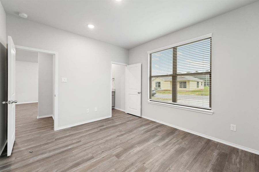 Spacious, unfurnished interior of a new home in , Lufkin (Image 25).