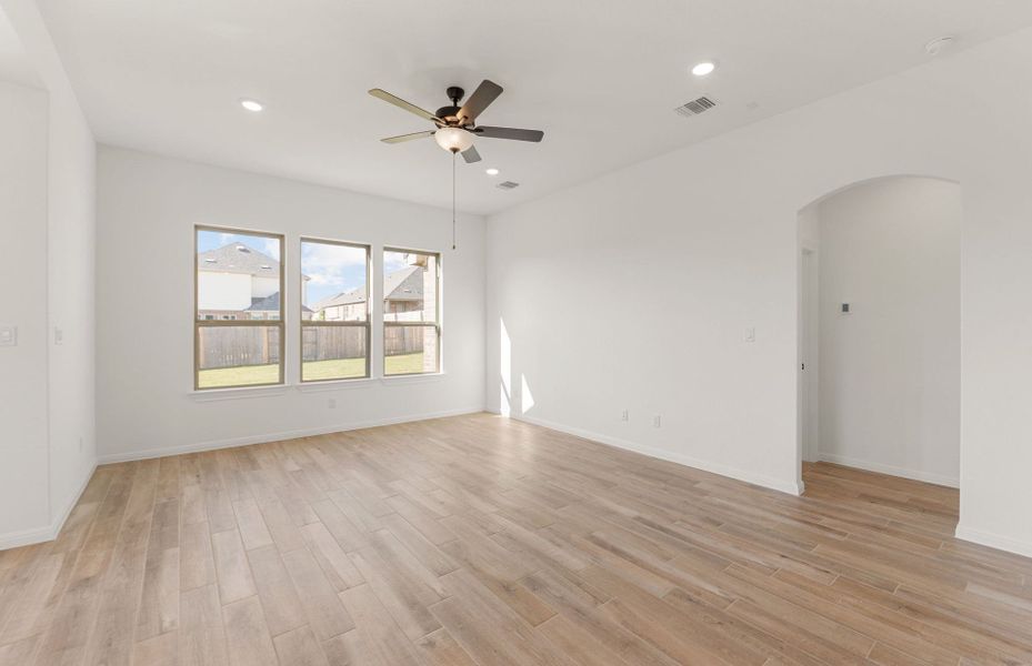 Spacious, unfurnished interior of a new home in Crescent Bluff, Georgetown (Image 27).