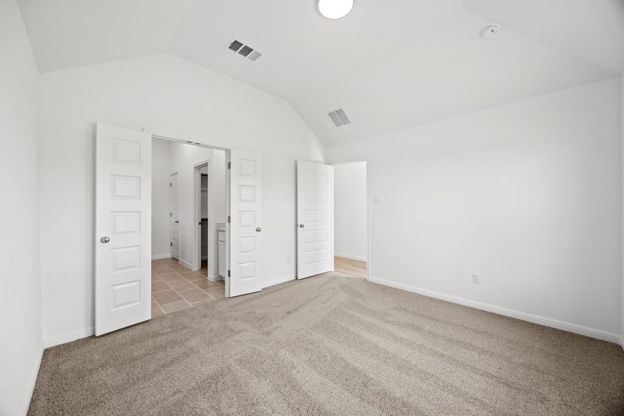Spacious, unfurnished interior of a new home in Trinity Ranch, Elgin (Image 25).