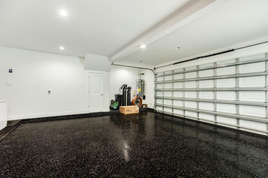Spacious, unfurnished interior of a new home in , Angleton (Image 20).