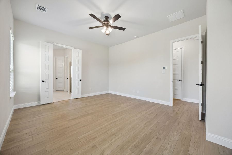 Spacious, unfurnished interior of a new home in Mayfield Farms, Arlington (Image 25).