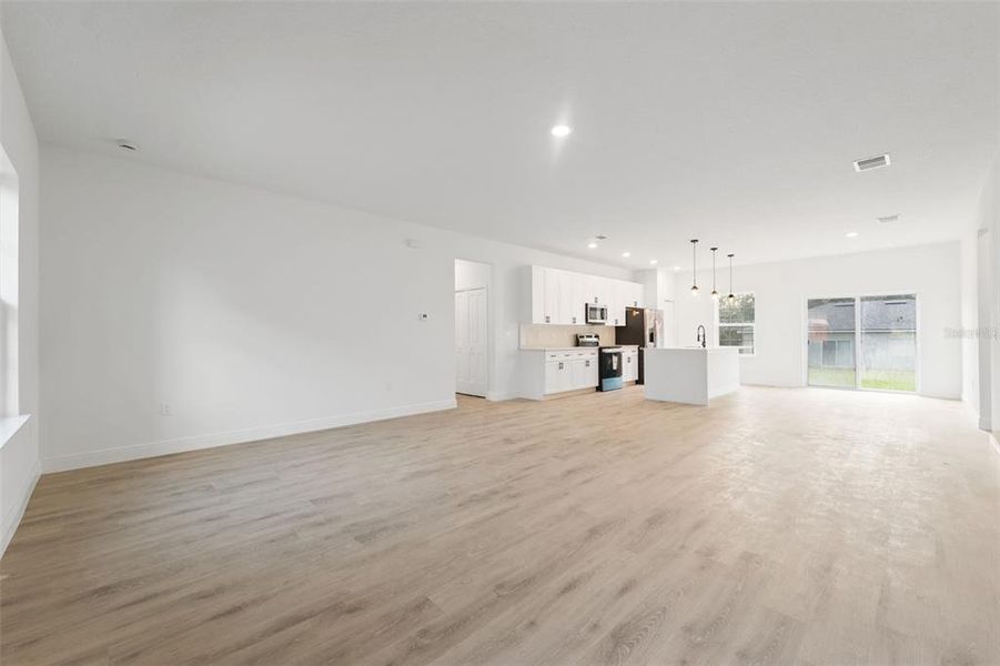 Spacious, unfurnished interior of a new home in , Ocala (Image 11).