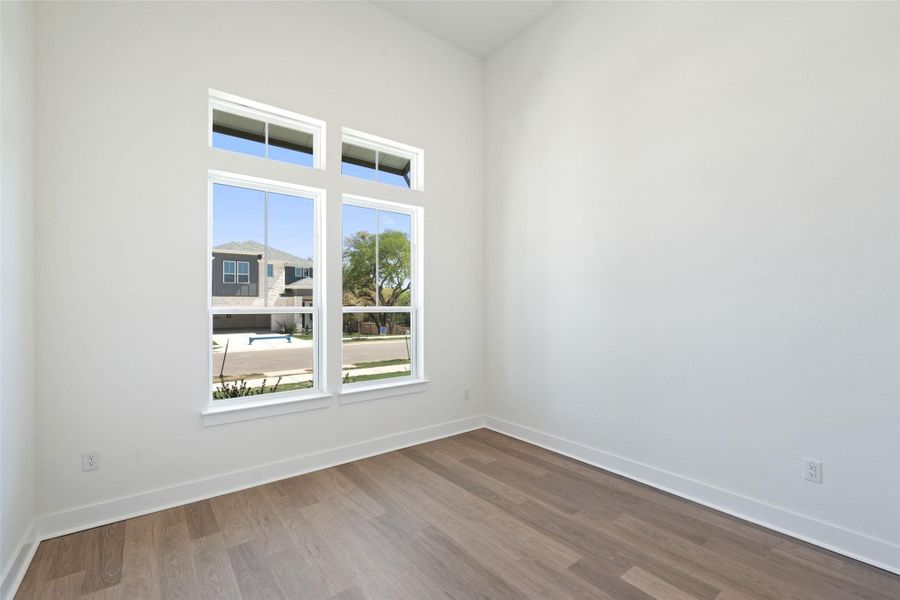 Spacious, unfurnished interior of a new home in Persimmon, Buda (Image 15).