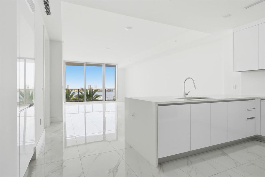 220-LAKESHORE-DRIVE-804-33403-001 220-LAKESHORE-DRIVE-804-33403-001