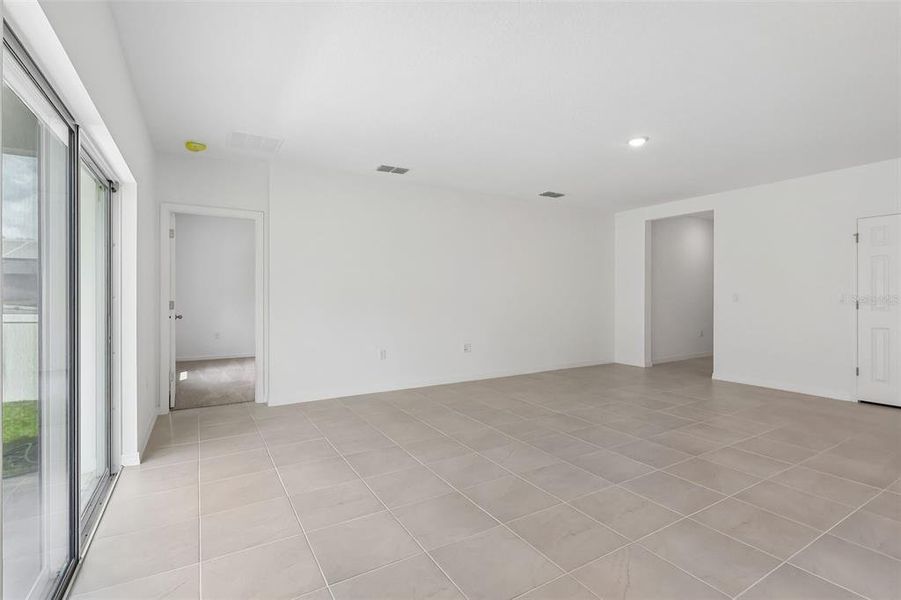 Spacious, unfurnished interior of a new home in Eagletail Landings, Howey-in-the-Hills (Image 10).