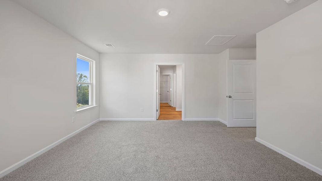 Spacious, unfurnished interior of a new home in Cloverdale Hills, Piedmont (Image 28).