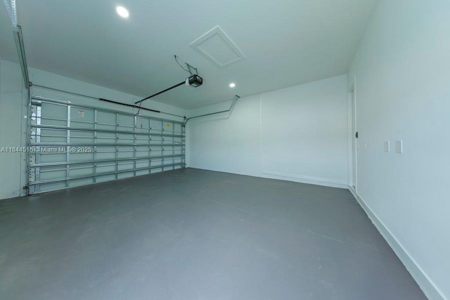 Spacious, unfurnished interior of a new home in , Cape Coral (Image 13).