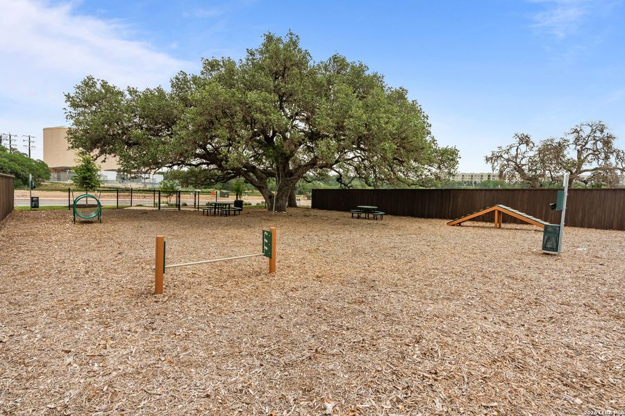 Community amenities in Centero at Stone Oak, San Antonio (Image 25).