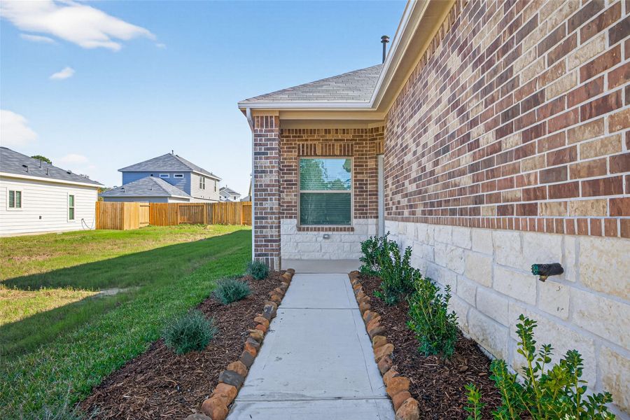 Exterior details and patio area of a home in Woodland Lakes, Huffman (Image 4).