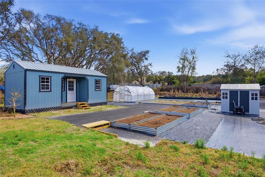 Exterior details and patio area of a home in , Spring Hill (Image 4).