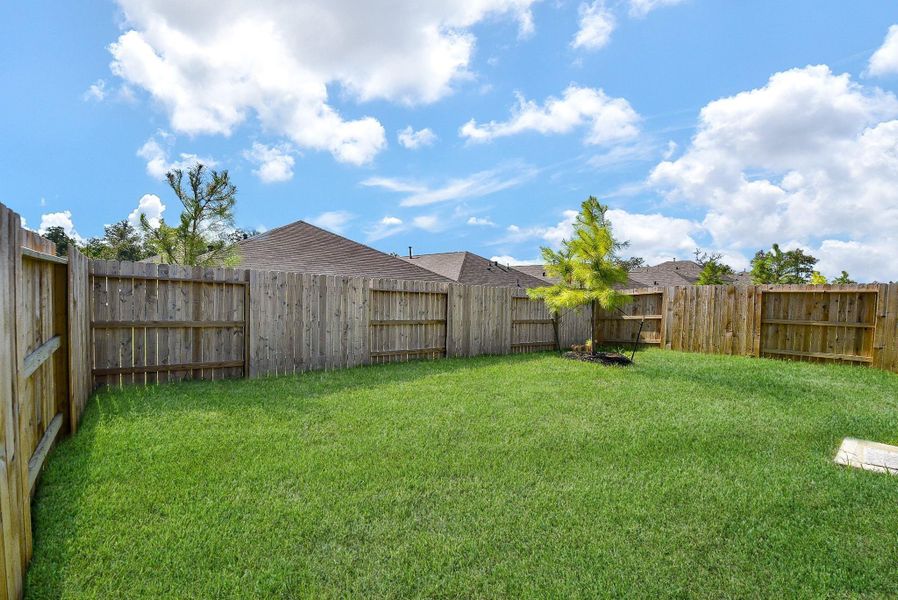 Exterior details and patio area of a home in Ladera Trails, Conroe (Image 3).