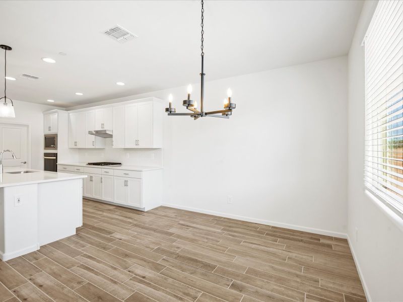 Spacious, unfurnished interior of a new home in Arbor at Madera Highlands II, Sahuarita (Image 9).