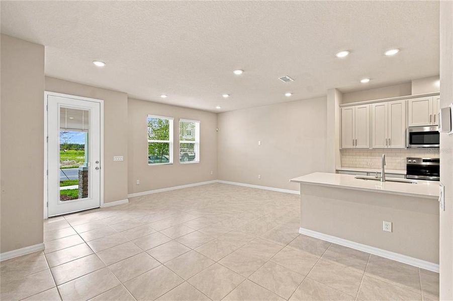 Spacious, unfurnished interior of a new home in , St. Cloud (Image 9).