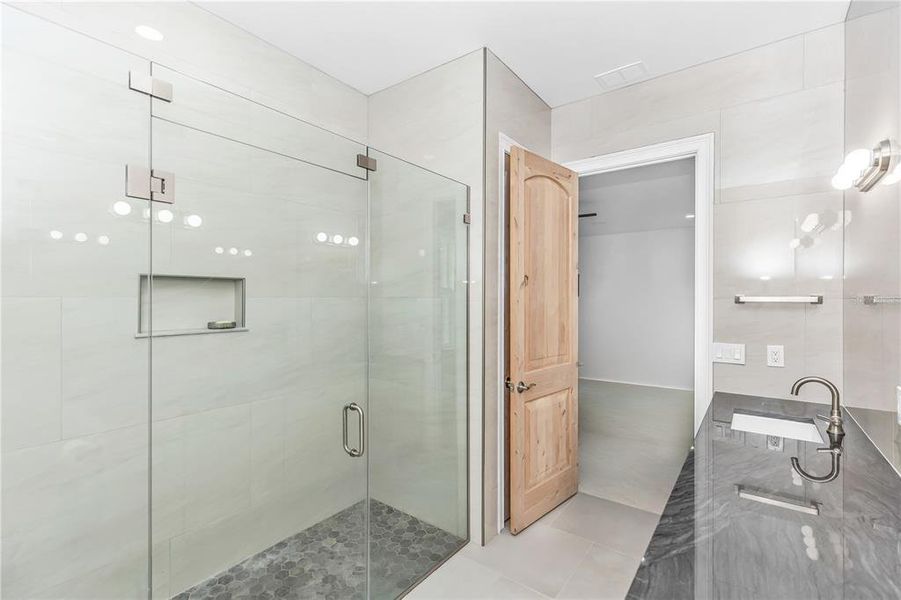 Furnished interior view inside a new home in , Orlando (Image 11).