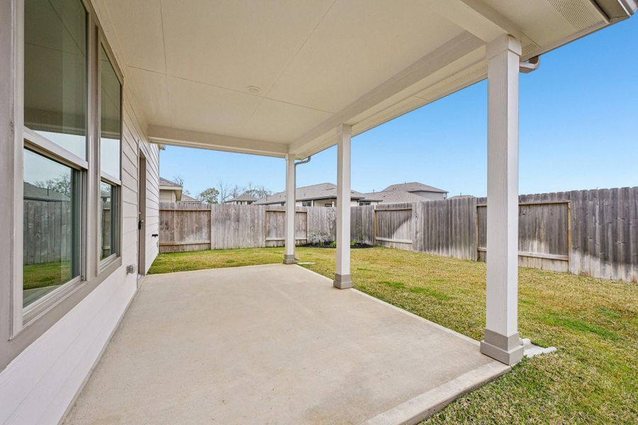 Exterior details and patio area of a home in Meadow Park, Conroe (Image 22).