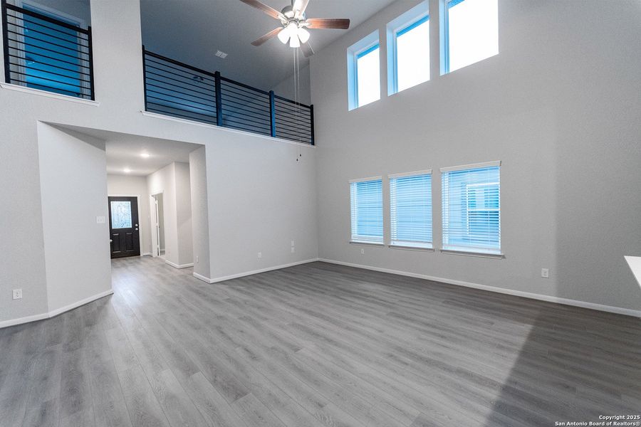 Spacious, unfurnished interior of a new home in Hennersby Hollow, San Antonio (Image 10).