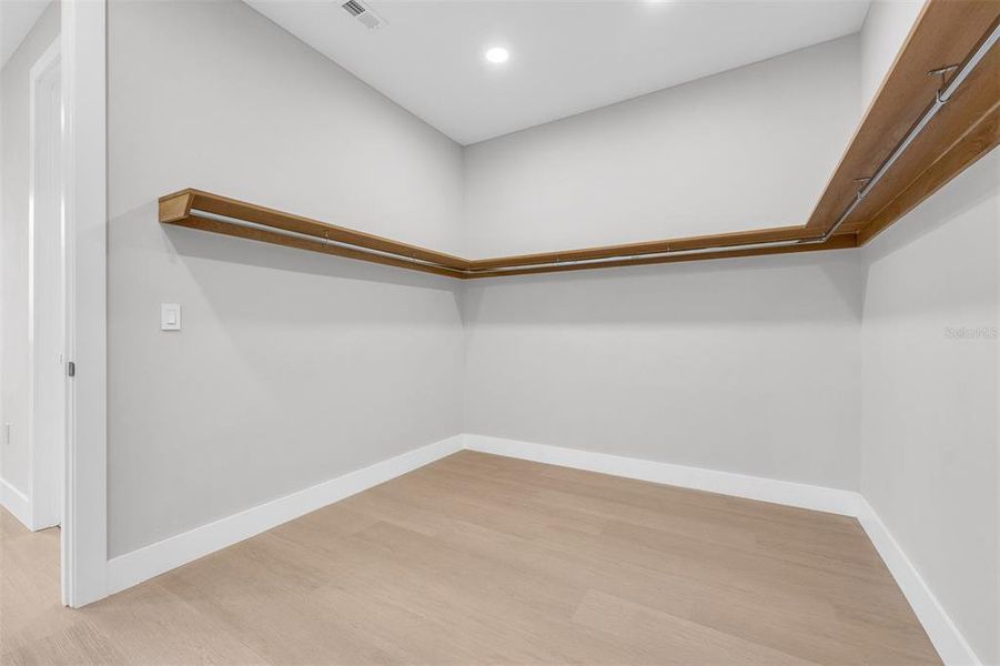 Spacious, unfurnished interior of a new home in , Orlando (Image 33).
