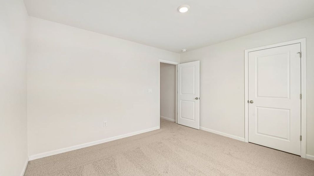 Spacious, unfurnished interior of a new home in Shahbain Reserve, Raeford (Image 30).