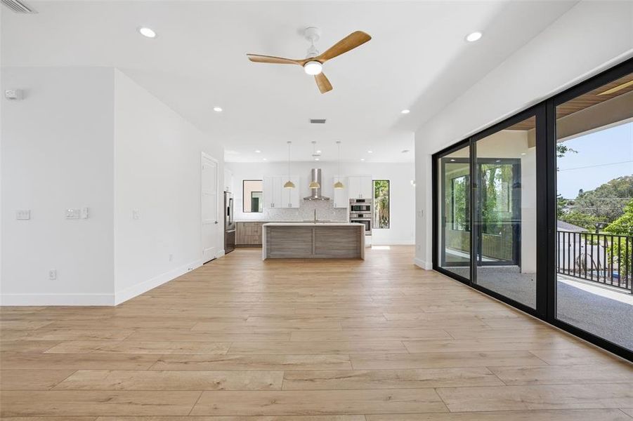 Spacious, unfurnished interior of a new home in , St. Petersburg (Image 30).