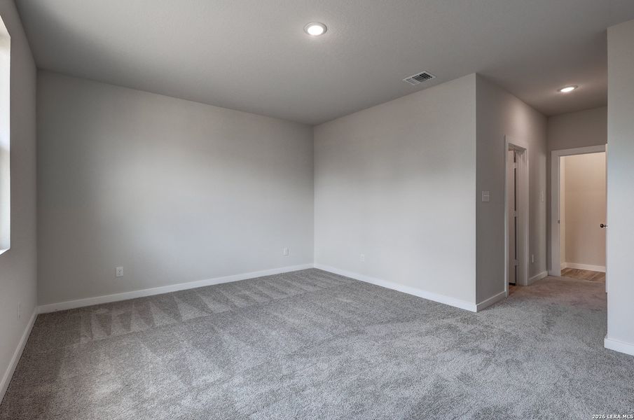 Spacious, unfurnished interior of a new home in Mesa Vista, San Antonio (Image 14).
