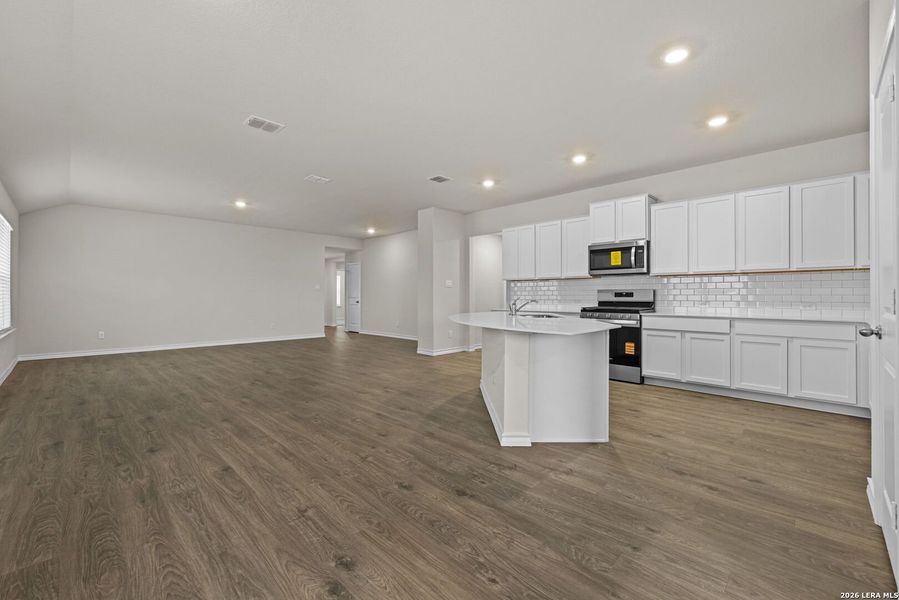 Spacious, unfurnished interior of a new home in Avenida, Converse (Image 20).