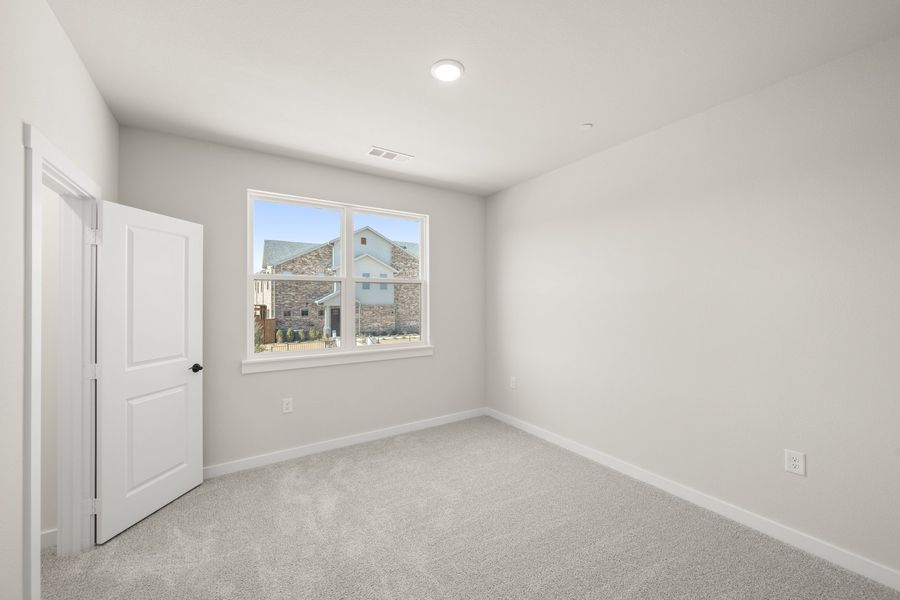 Spacious, unfurnished interior of a new home in Wildridge, Oak Point (Image 23).