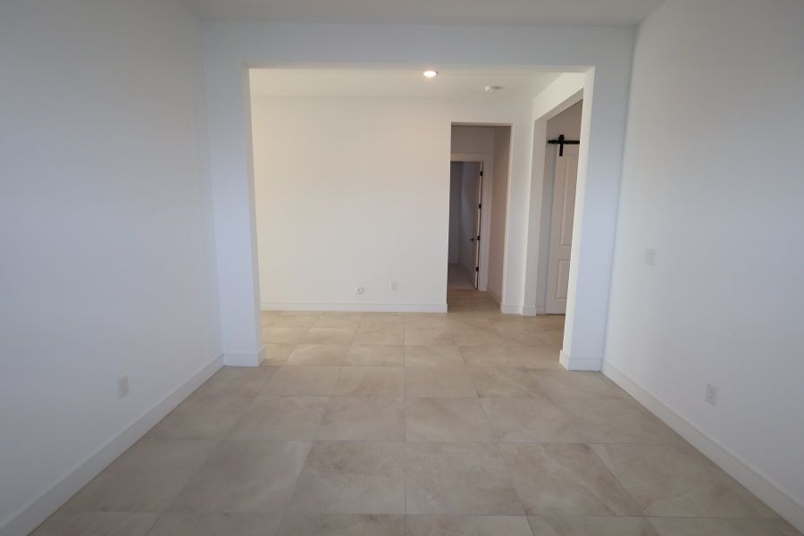 Spacious, unfurnished interior of a new home in Edgewood, San Tan Valley (Image 16).