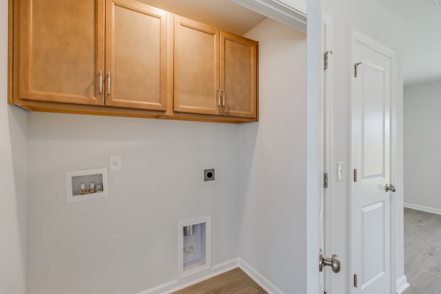 Spacious, unfurnished interior of a new home in Astoria, Columbia (Image 27).