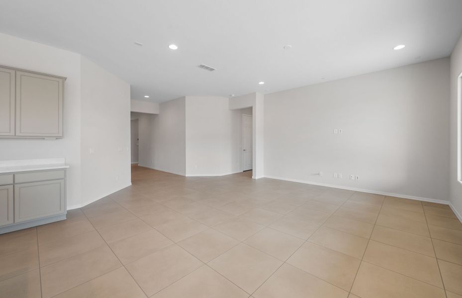 Spacious, unfurnished interior of a new home in Artisan at Asante, Surprise (Image 20).