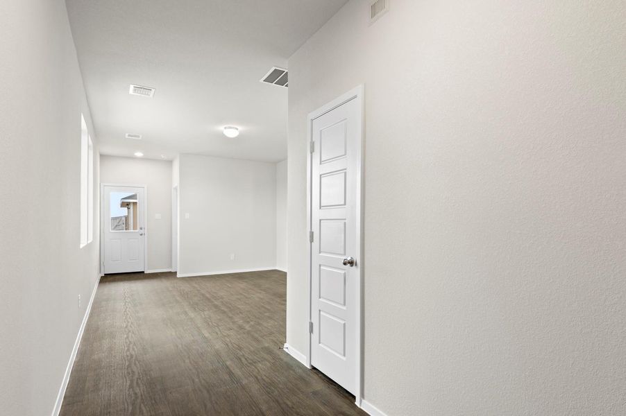 Spacious, unfurnished interior of a new home in Casetta Ranch, Kyle (Image 21).