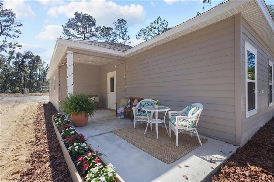 Exterior details and patio area of a home in , Chiefland (Image 33).