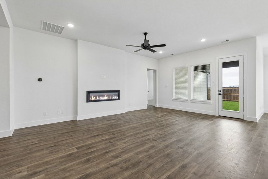 Spacious, unfurnished interior of a new home in Brahman Ranch, Venus (Image 18).