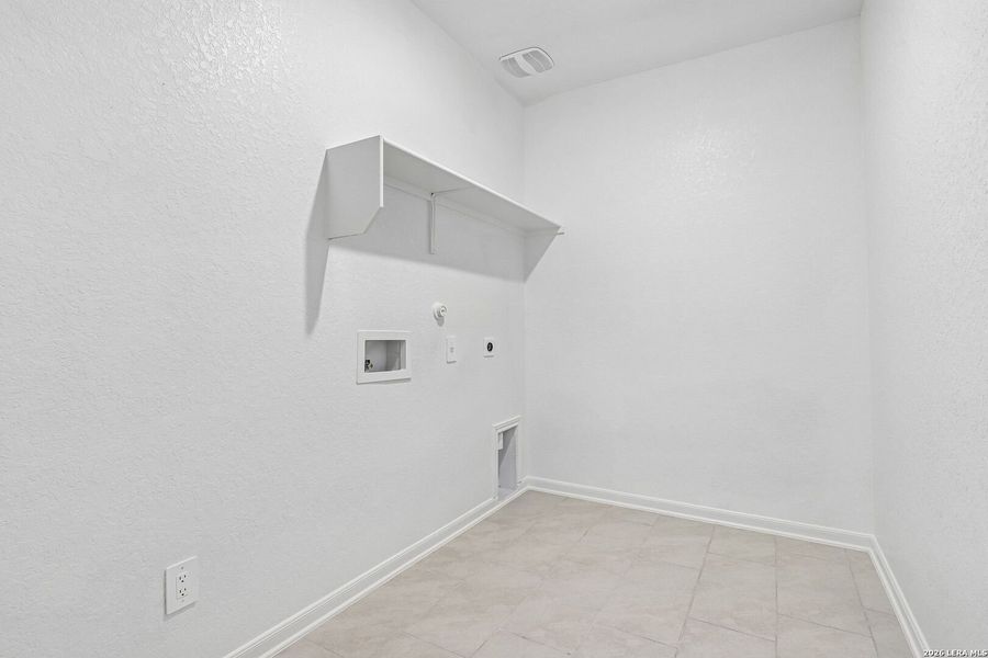 Spacious, unfurnished interior of a new home in Thomas Pond, San Antonio (Image 17). Spacious, unfurnished interior of a new home in Thomas Pond, San Antonio (Image 17).