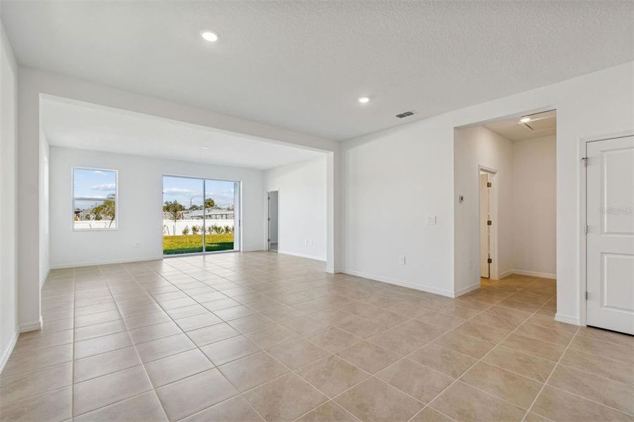Spacious, unfurnished interior of a new home in Southpointe, Palmetto (Image 16).