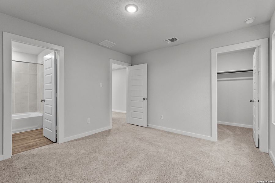 Spacious, unfurnished interior of a new home in Hacienda, San Antonio (Image 21).