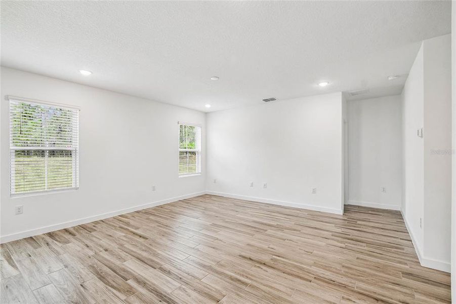 Spacious, unfurnished interior of a new home in , Citrus Springs (Image 22).