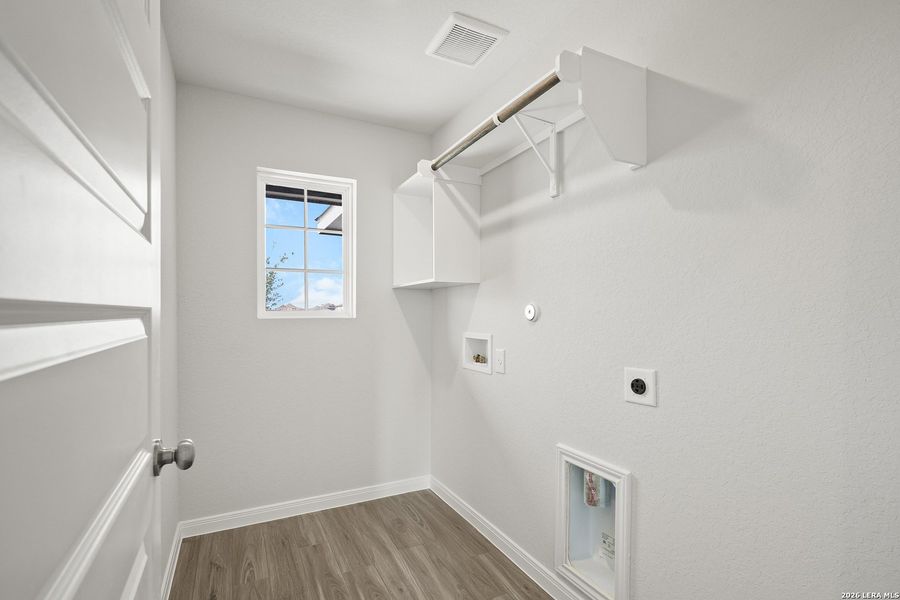 Spacious, unfurnished interior of a new home in Dauer Ranch, New Braunfels (Image 13). Spacious, unfurnished interior of a new home in Dauer Ranch, New Braunfels (Image 13).