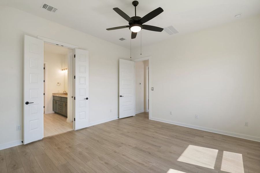 Spacious, unfurnished interior of a new home in Lagos Reserve, Manor (Image 33).