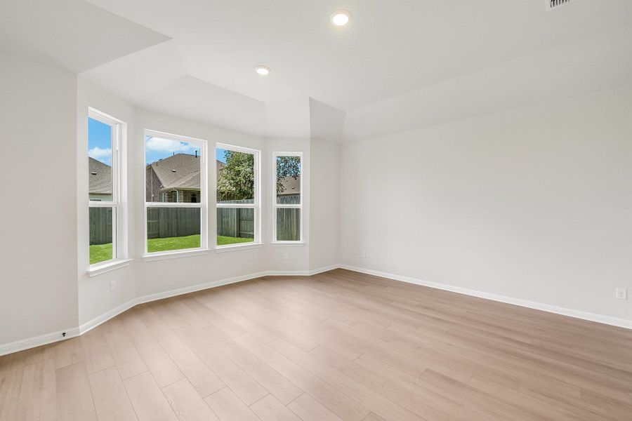 Spacious, unfurnished interior of a new home in Anthem 50', Kyle (Image 20).