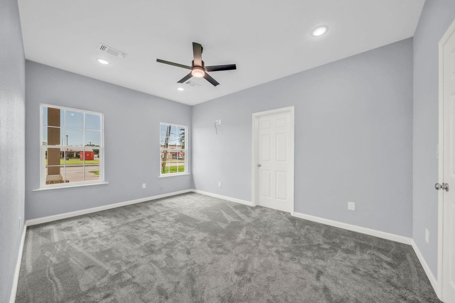 Spacious, unfurnished interior of a new home in , Freeport (Image 11).