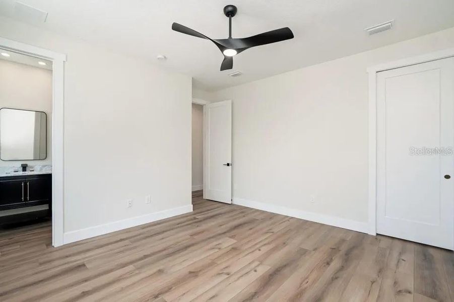 Spacious, unfurnished interior of a new home in , Sarasota (Image 23).