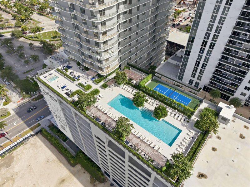 Condo located in Miami, FL showcasing its design and architecture (Image 27).