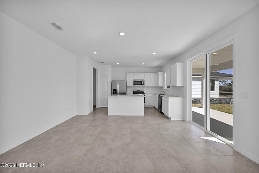 Spacious, unfurnished interior of a new home in Hyland Trail, Green Cove Springs (Image 18).