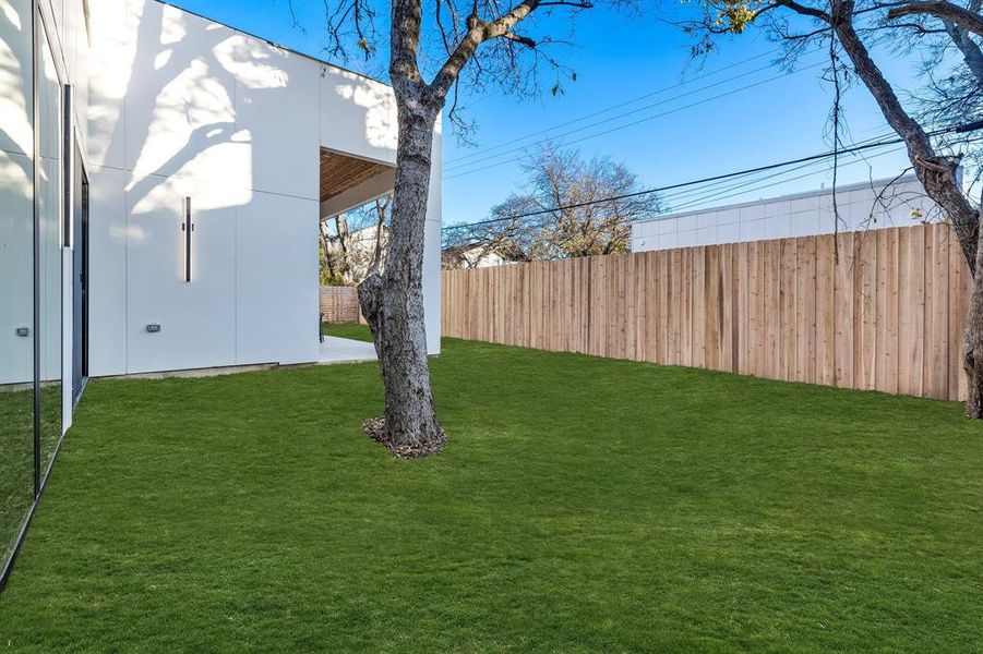 Exterior details and patio area of a home in , Dallas (Image 19).