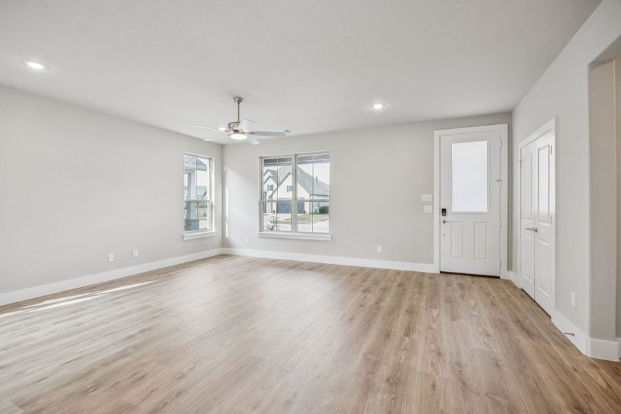 Spacious, unfurnished interior of a new home in Dove Hollow, Waxahachie (Image 21).