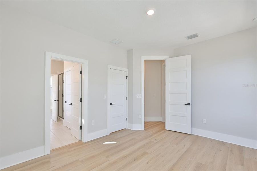 Spacious, unfurnished interior of a new home in , Tampa (Image 15).