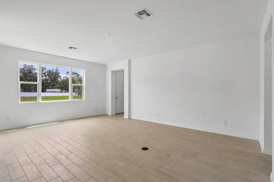 Spacious, unfurnished interior of a new home in Harrell Oaks, Orlando (Image 7).
