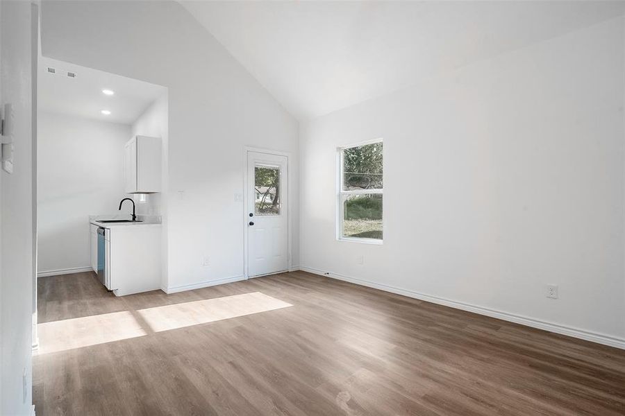 Spacious, unfurnished interior of a new home in , Whitewright (Image 23).