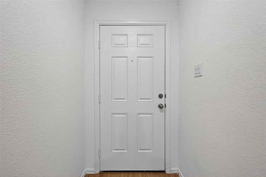 Spacious, unfurnished interior of a new home in Sunterra: Watermill Collection, Katy (Image 17).